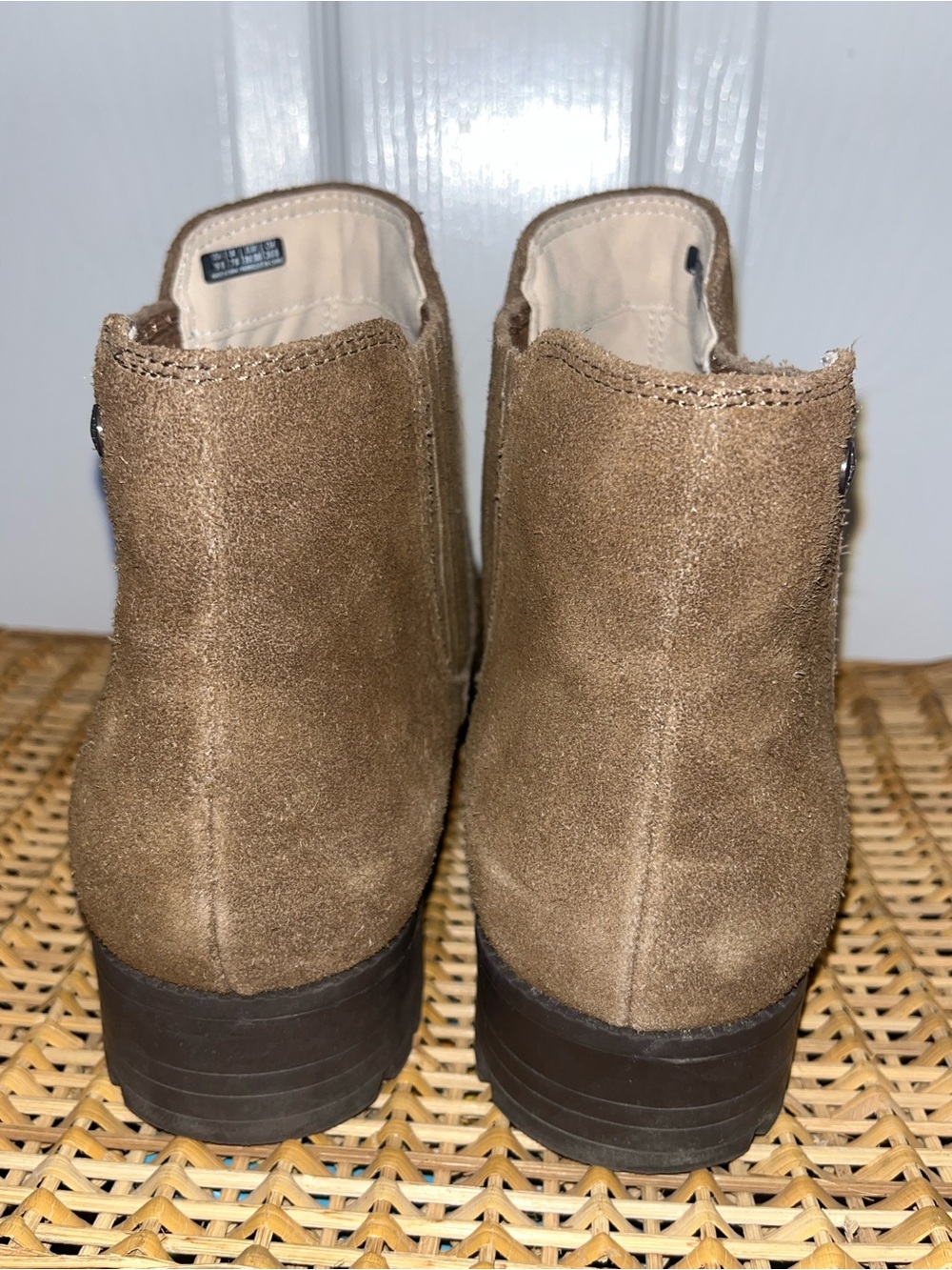 REVITALIGN Kodiak Bluff water-resistant suede Chelsea boots in Bison - Picture 4 of 12